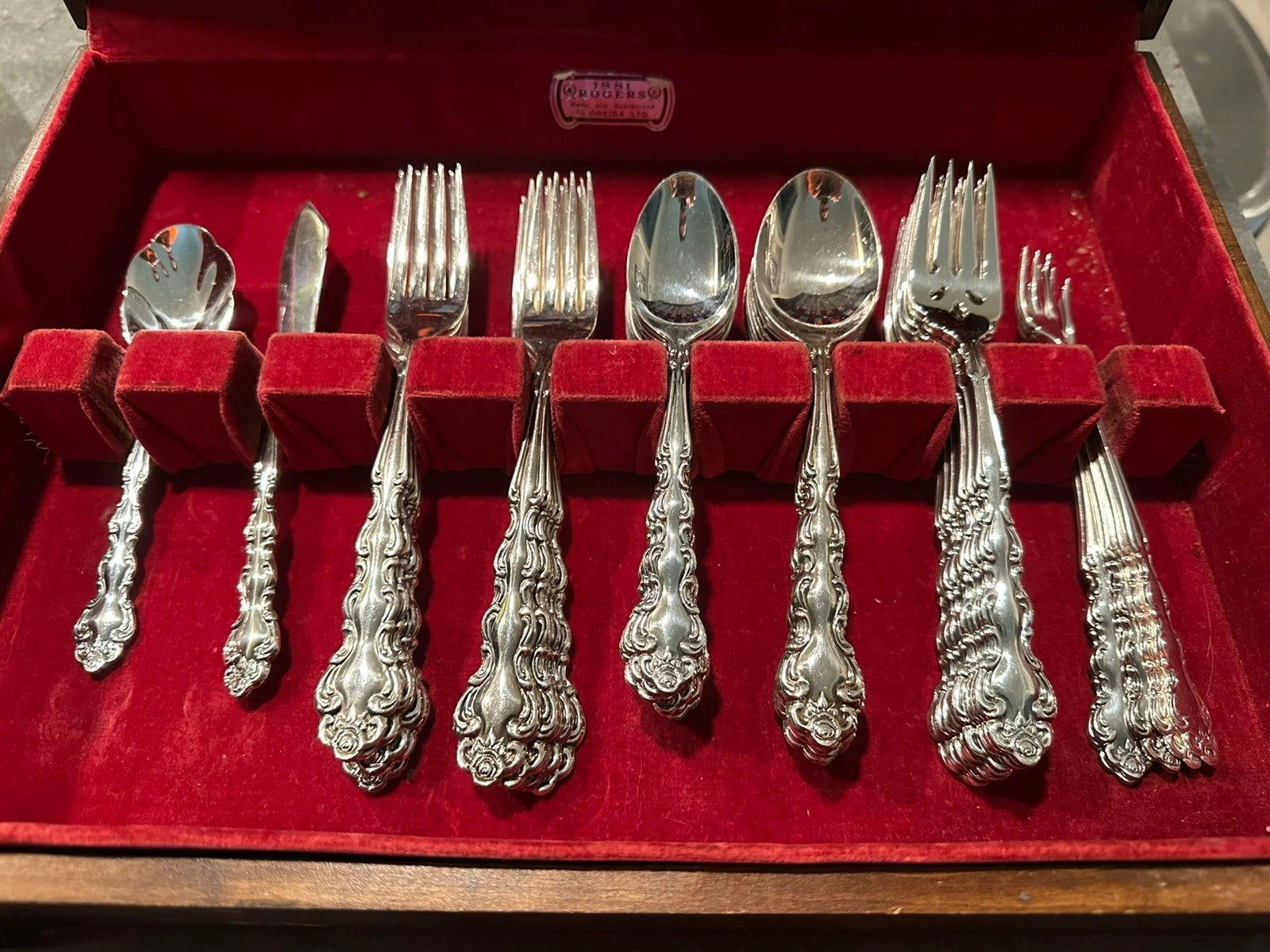 Silver-plated cutlery set with storage box